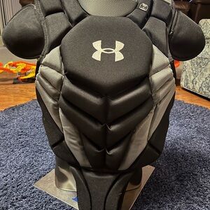 Under Armour UA Converge II Pro Series Catcher  Chest Protector 15.5” 12-16 y/o